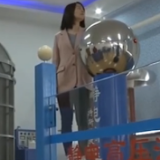 20万伏电压加身什么感受？女记者亲身体验