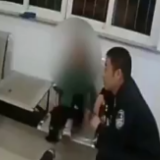 妈妈晚上出去打麻将 俩孩子找妈迷了路