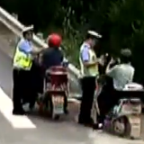 9分钟前交警一个举动 救了她一命