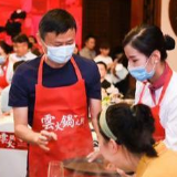 马云兑现火锅之约 与6666名医护同吃火锅