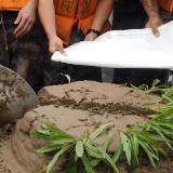 视频丨一场特别的生日会 抗洪战士用“泥巴蛋糕”庆生