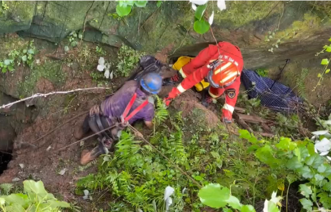桂阳：男子失足滑入40米深岩洞 消防员夹缝中接力营救