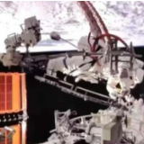 “天桥”成功搭建 中国航天员首次实现跨舱段太空行走——中国空间站“T”字基本构型迎来航天员首次出舱