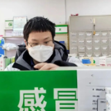 刚到的退烧药就剪开了,药店老板说:不要钱