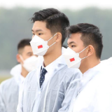 英烈迎回仪式首有香港学生参加 两代“少年”跨时空传爱国情