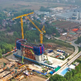 世界最大跨度三塔钢桁梁斜拉桥今日正式“立足”