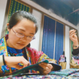 苗族传统刺绣传承人韦祖英——一针一线 指尖生“花”