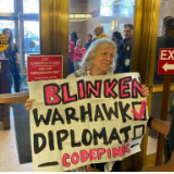 美国务卿布林肯正讲话，抗议者打断：“别当战争贩子！”