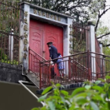 新华视点丨“我老了，你的青春却定格了！”