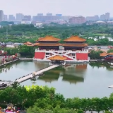 2023打卡中国 | 梦回宋时风华 感受夜市风貌 外国网红打卡清明上河园和汴梁小宋城