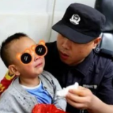 民警上班“带娃”?网友:靠谱!