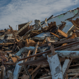 地震发生时如何在室内紧急避险？
