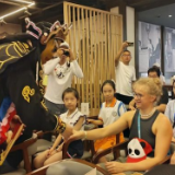 成都大运会丨与非遗“撞个满怀” 外籍运动员打卡中国传统文化