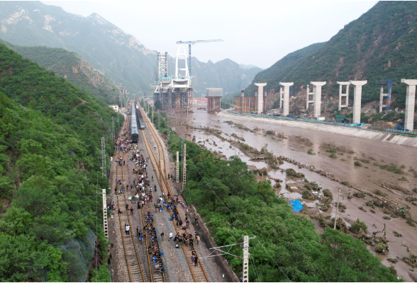 徒步直击，我与被困旅客一起回家