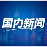 参赛运动员在大运村与“蓉宝”互动