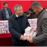 连续13年累计给农民发年终奖5400多万元，他怎么做到的？