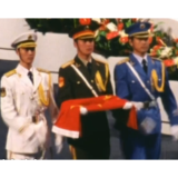 伟大的瞬间•新中国档案丨75年前，澳门升起一面根据照片缝制的五星红旗