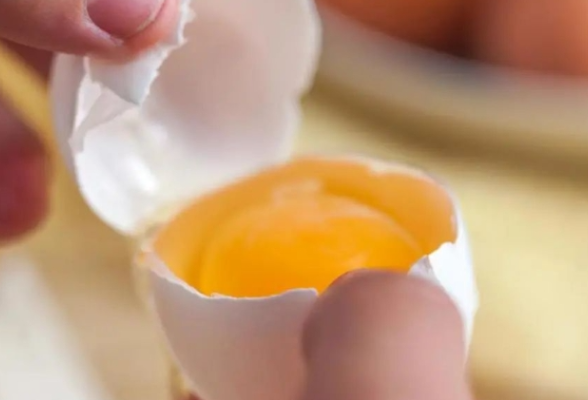 胆固醇高了不能吃鸡蛋？只吃蛋白才健康？我们都误会鸡蛋了