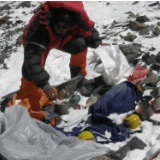 尼泊尔军队宣布将派人清理珠峰沿途废弃物