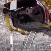 国际3分钟 | 对华电动汽车关税提高至100%也救不了美国汽车业