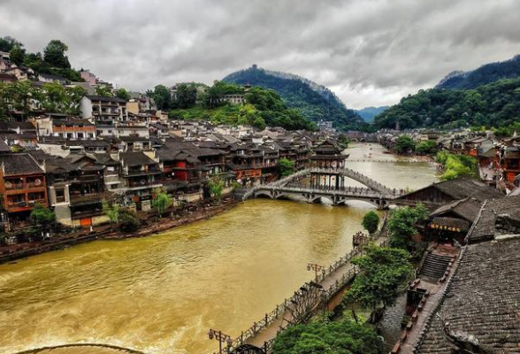 湖南湘西遭遇强降雨 沱江水位上涨