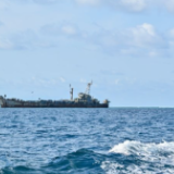 菲律宾非法“坐滩”军舰人员破坏中国渔民所放渔网