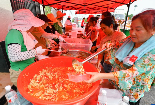 湖南岳阳：日供盒饭2000份 爱心餐助力防汛抗洪