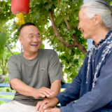 石榴花开别样红丨8年相助，牧民金花过上舒心日子