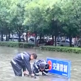 驰援受灾地点、投送救灾物资、开展抢险救援……各地积极应对强降雨天气