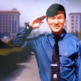 “努尔太·安尼瓦尔别克同志，阿斯哈尔·努尔太向您敬礼！”