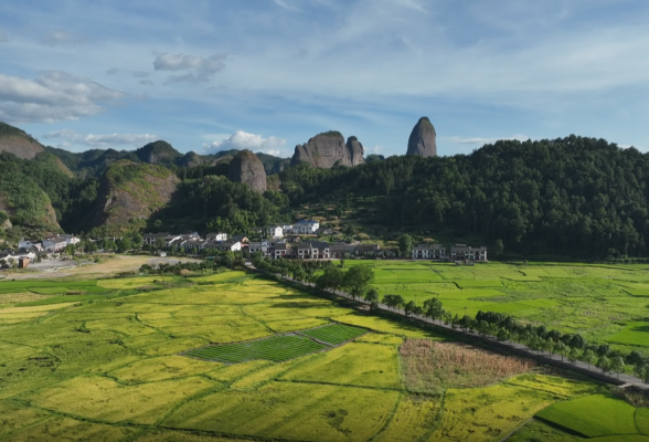 新宁：名家赴“崀”寻秋韵 丹青妙笔赋丹霞