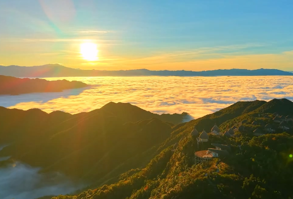 湖南资兴：回龙山云海光影交织美如仙境