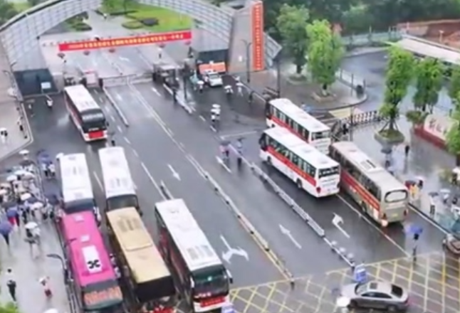 湖南娄底：暴雨夜战保高考 多部门联动清障排涝护航