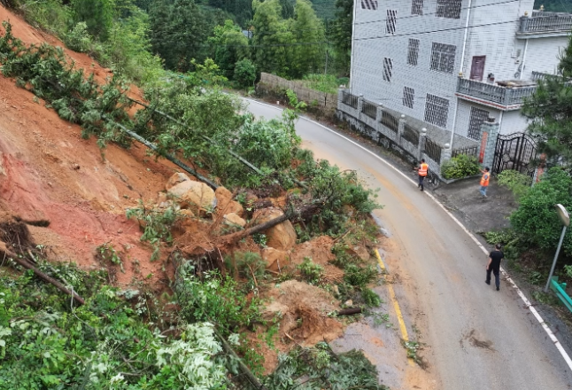 强降雨致道路塌方 湖南中方县应急抢险全力展开