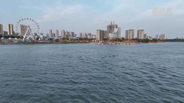 一湖碧水“泼”出夏日消费热浪