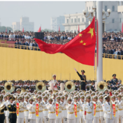 国歌嘹亮！五星红旗在天安门广场升起