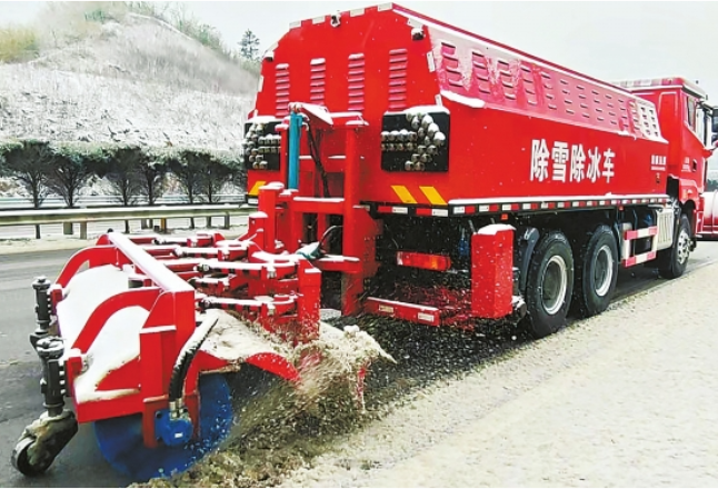 寒潮导致约165公里道路结冰、48条电力线路覆冰 湖南近10万人次上路除冰保安全