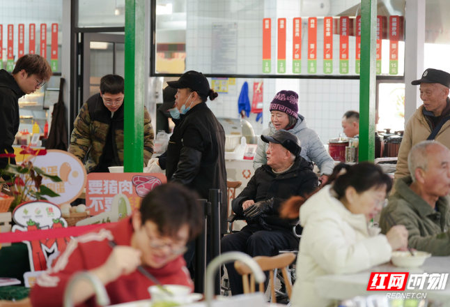 老厂房新故事②丨买菜吃饭补衣服……旧梁木下人烟阜盛