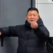 学生晚自习课间表演舞蹈，老师秒变“百万灯光师”！