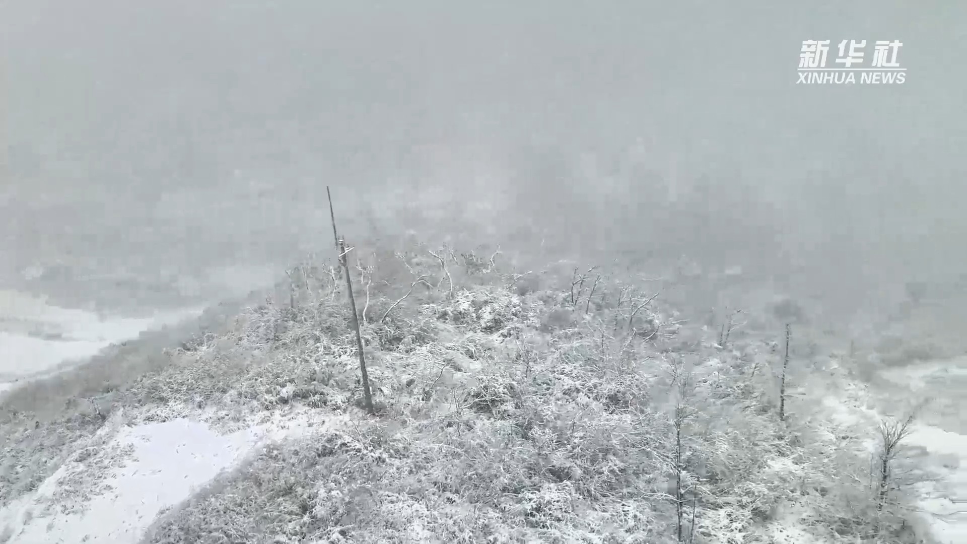 石门县：深山电工迎风踏雪保供电