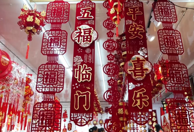 湖南冷水滩：新年饰品俏销