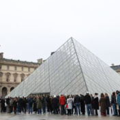 涉卢浮宫和凡尔赛宫门票欺诈 法国一大型诈骗网络被捣毁