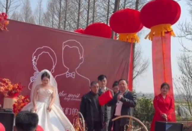 益阳岳父婚礼现场退18.8万元彩礼丨新郎回应：会对老婆好，接受全网监督！