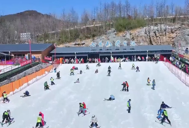 湖南张家界：冰雪旅游消费火热