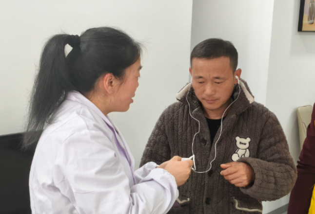 三月春风暖 助听传真情