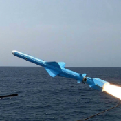 伊朗称对美军直升机基地发动无人机和导弹打击