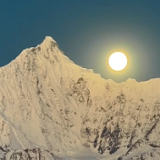 震撼！看梅里雪山从月映银山到日照金山