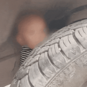 惊险！！车轮内侧竟藏了个娃 警惕这些车辆视野盲区