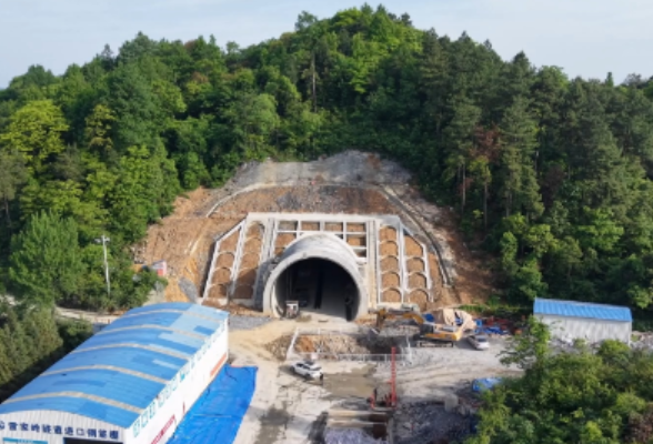湖南永州：邵永铁路控制性工程雷家岭隧道贯通