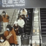 碰落手机引纠纷，乘自动扶梯“左行右立”存在哪些隐患？